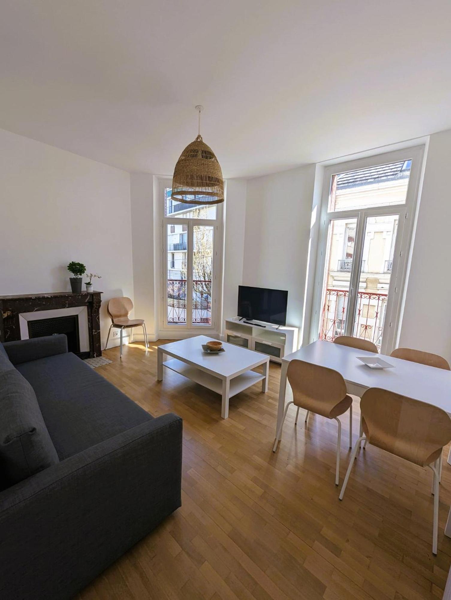 102 - Appart Renove Avec Grand Salon Et 1 Chambre - Tram Et Clinique Mutualiste A 1 Min Γκρενόμπλ Εξωτερικό φωτογραφία