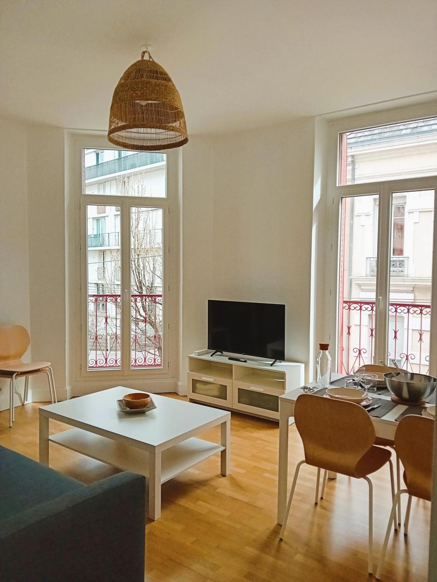102 - Appart Renove Avec Grand Salon Et 1 Chambre - Tram Et Clinique Mutualiste A 1 Min Γκρενόμπλ Εξωτερικό φωτογραφία